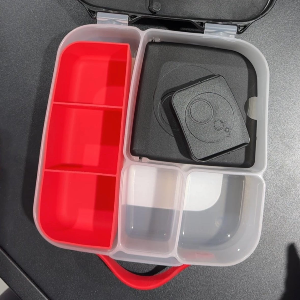 Bbox lunch box with silicone tray divider