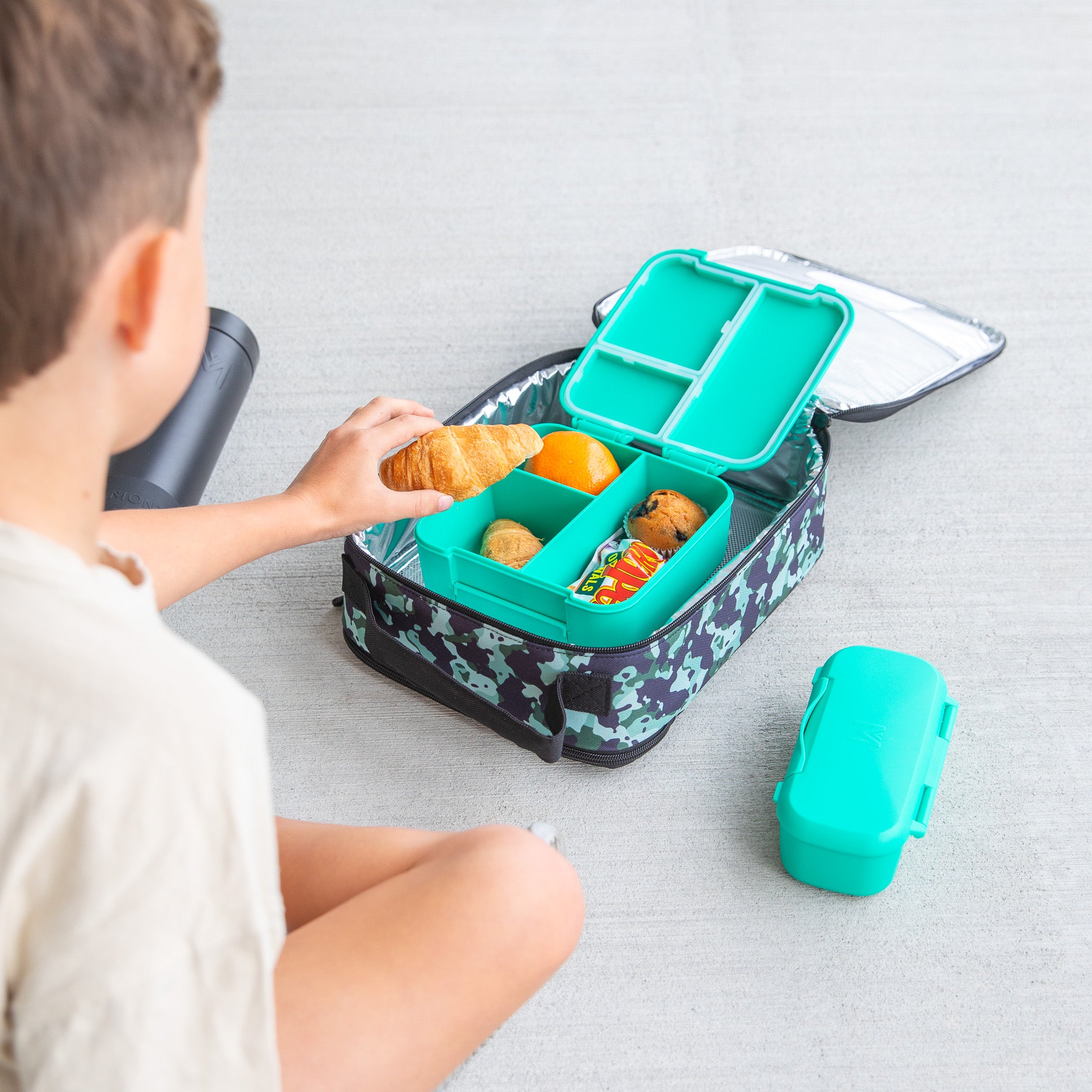 Stealth camo insulated lunch bag