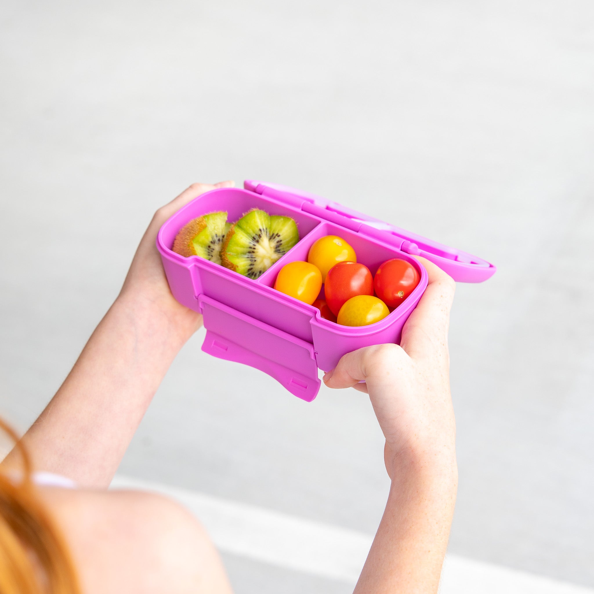 fuchsia pink crunch and sip container