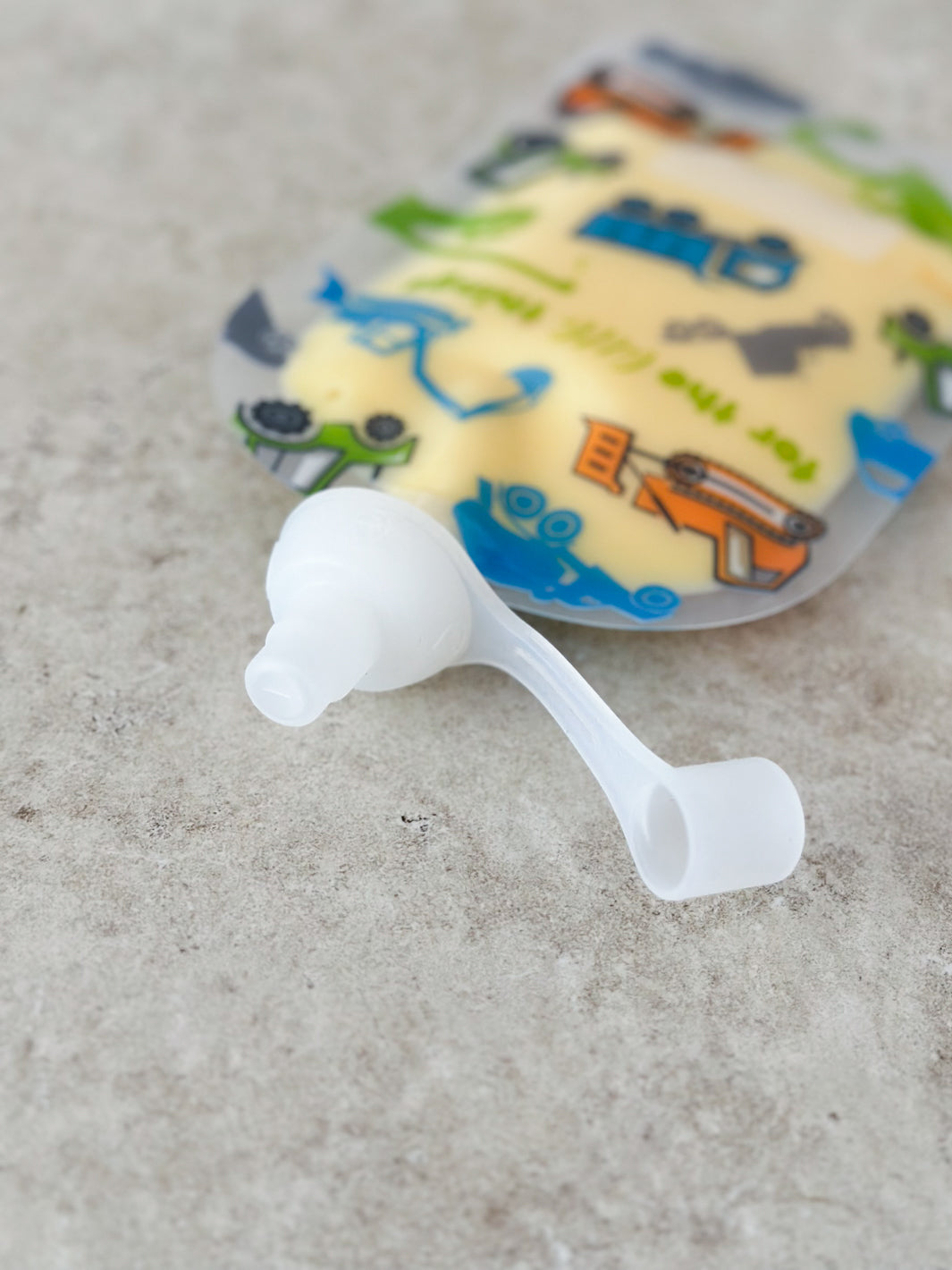 No mess silicone lid for yoghurt pouch